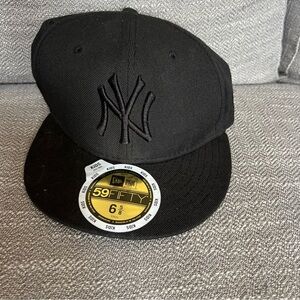 New Era 59Fifty New York Yankees "Blackout" Triple Black Mens Cap 6 5/8